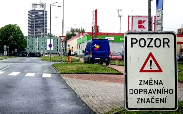 Řidiči, v Mostě pozor! U Kauflandu se změnila přednost v jízdě