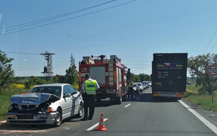 FOTO OD VÁS: Havárie před Mostem, zasahují policisté a hasiči. Tvoří se dlouhé kolony