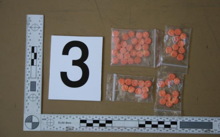 Kriminalisté našli v bytě 28letého Mostečana kilo marihuany a desítky tablet extáze