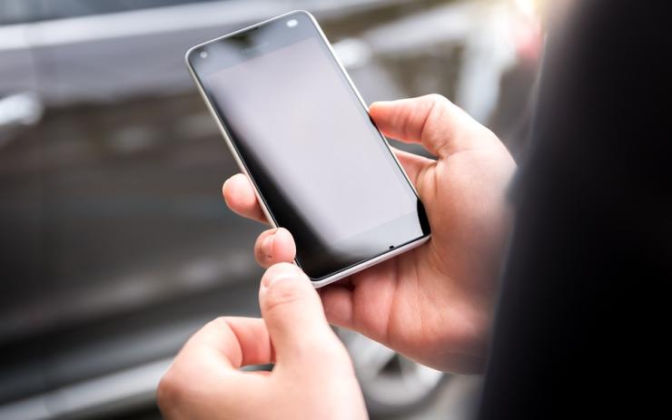 Muž získal jednoduchou lstí mobil na ulici. Stejný trik mu vyšel i u známého