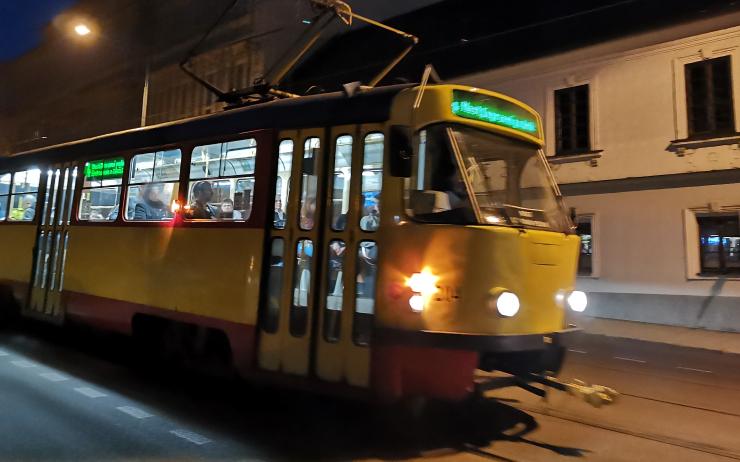 Spící Rumun odmítal opustit tramvaj, ani se strážníky to nešlo po dobrém