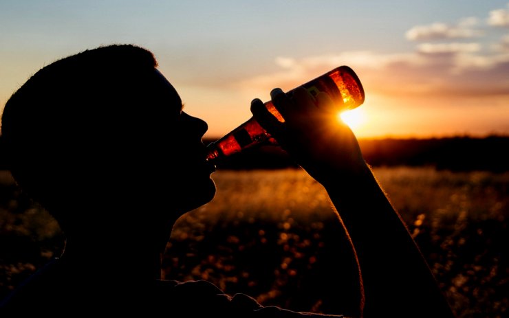 Nebylo mu ani 18 a cucal pivo v parku. Pak zbaběle zkusil utéct strážníkům