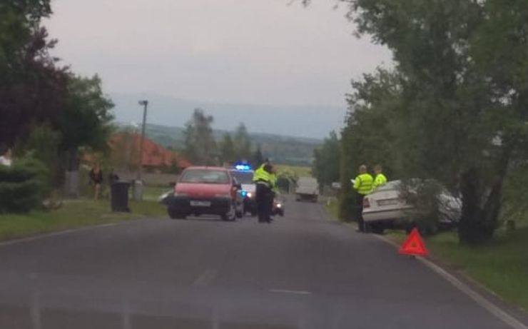 FOTO OD VÁS: V Bečově se střetla dvě auta, nehoda si vyžádala zranění