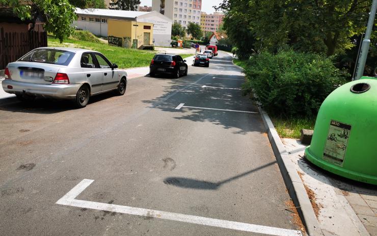 Řidiči ignorují vyznačená stání v Tylově ulici. Tady je důvod, proč jsou čáry namalované na druhé straně