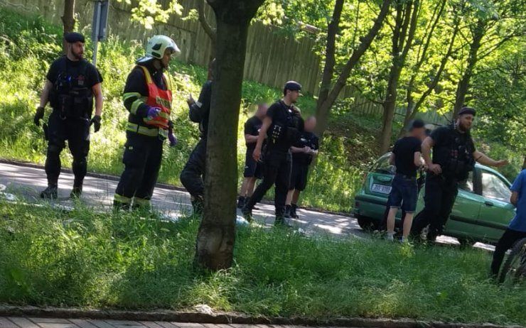 VIDEO: Chodec utrpěl po srážce s autem vážné zranění. Vrtulník přistával přímo na křižovatce