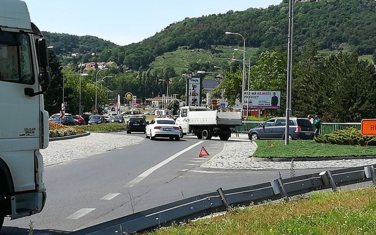 AKTUÁLNĚ OBRAZEM: Provoz u zimního stadionu komplikuje nehoda na kruhovém objezdu