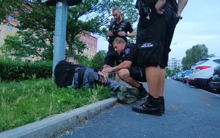 FOTO: Uprostřed sídliště ležel muž, lidé mu na pomoc zavolali strážníky