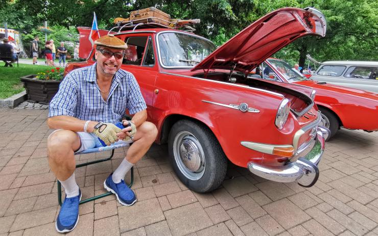 OBRAZEM: Staré škodovky i obří ameriky. Do Litvínova přijely desítky historických aut
