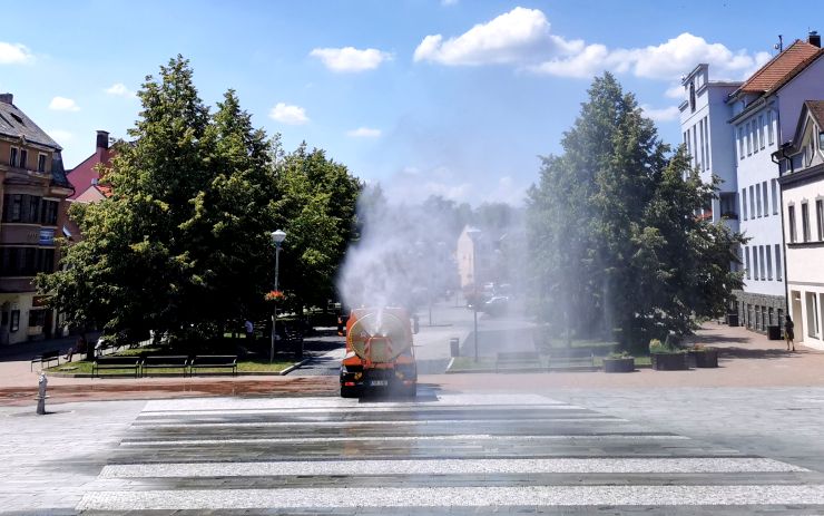 FOTO DNE: V Litvínově do ulic rozstřikují vodu, v Lounech udělali mlžnou bránu