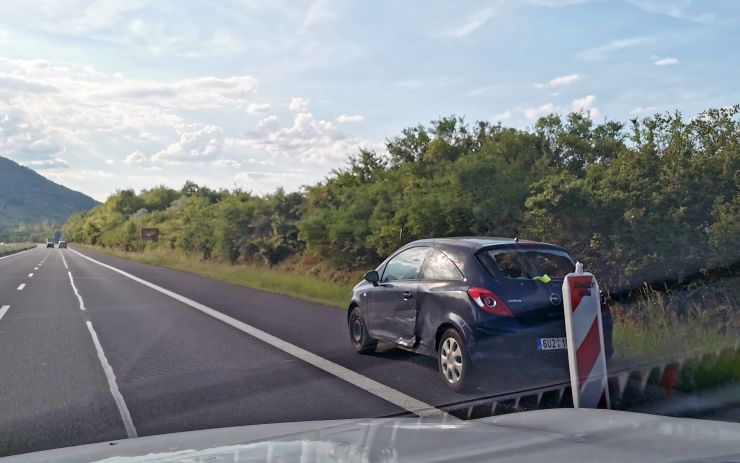 FOTO OD VÁS: Tohle auto stojí u silnice už týdny. Čeká se na vážnou havárii?