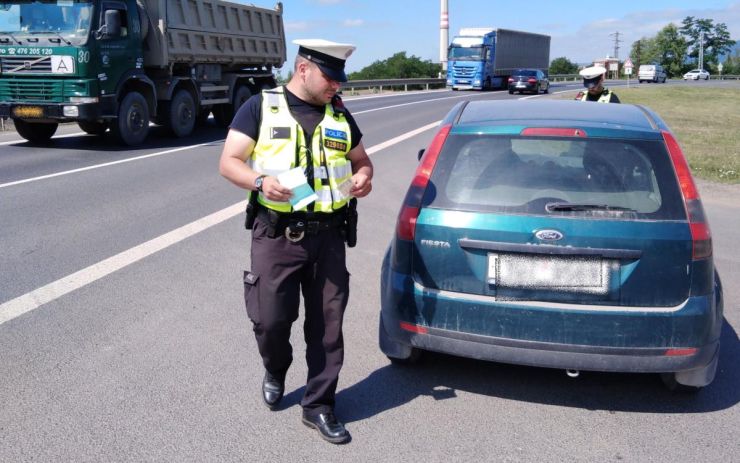 Policisté se zaměřili na řidiče. Sedmnáct hříšníků nebylo připoutaných, jeden řídil bez řidičáku