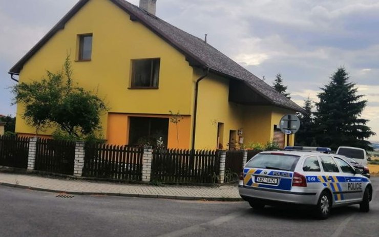 AKTUÁLNĚ: Z okna domu v Bečově se valil kouř. Policisté uvnitř zachránili člověka