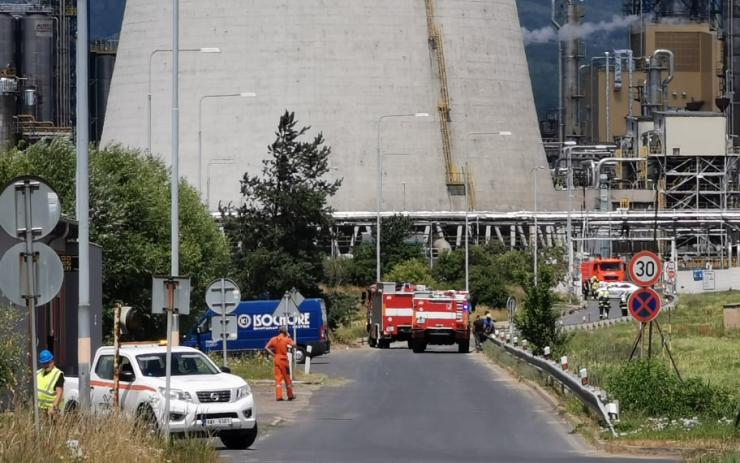 AKTUÁLNĚ: Mimořádná událost u chemičky! Kvůli staré pumě byla uzavřena silnice do Litvínova