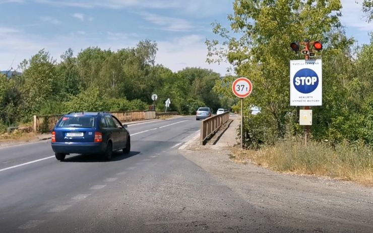 VIDEO: Řidiči nerespektovali červenou u chemičky. Mohlo jim jít o život