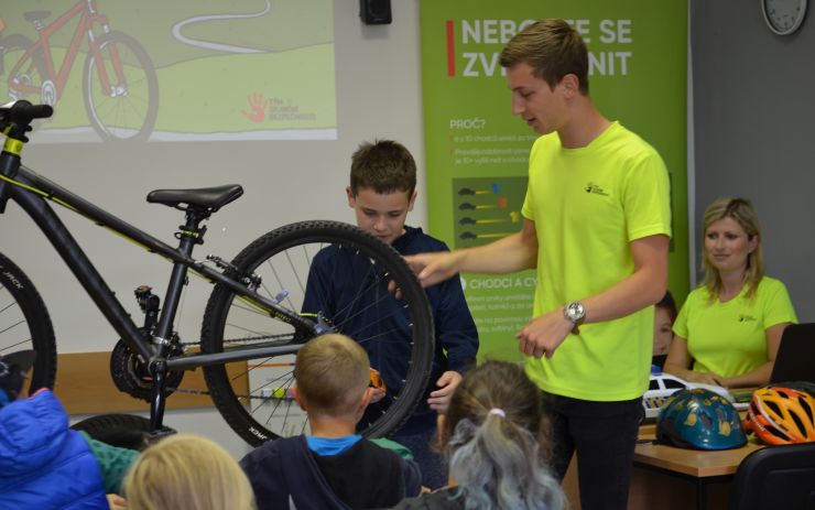 Děti z příměstského tábora si osvojily zásady správného cyklisty a chodce
