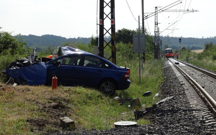 OBRAZEM: Rychlík z Mostu vykolejil po střetu s autem na Žatecku! Série vážných nehod na přejezdech pokračuje!