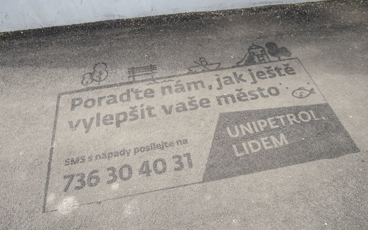 Viděli jste tyto nápisy na chodnících? Obyvatelé Mostecka navrhují projekty, které Unipetrol s městy příští rok udělá!