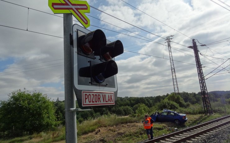 Správci železnic po nehodě mosteckého rychlíku: Na zlepšení zabezpečení přejezdů jde ročně miliarda korun