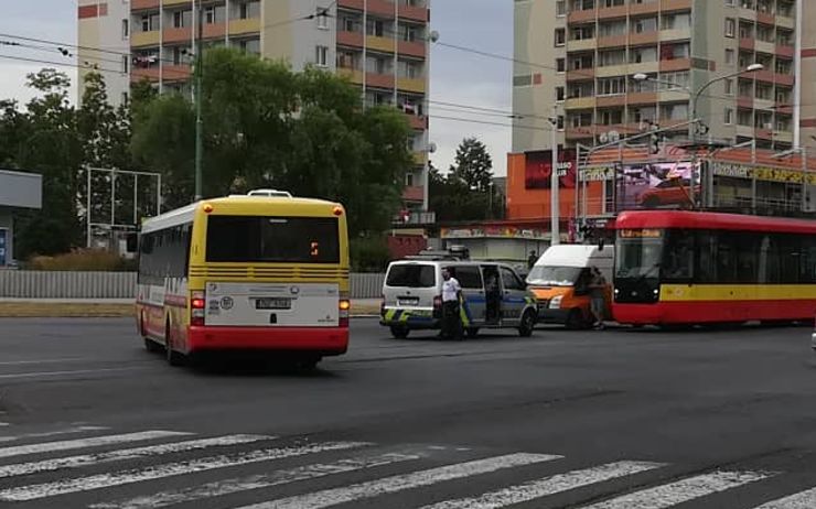 AKTUÁLNĚ: Nehoda dodávky s tramvají, další havárie blokuje provoz ve Velbudické