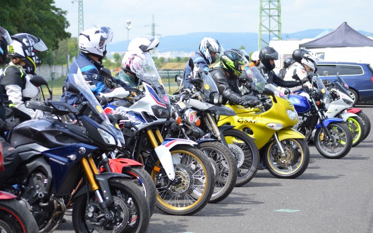 Bezplatný kurz přilákal na mostecký autodrom přes 200 motorkářů