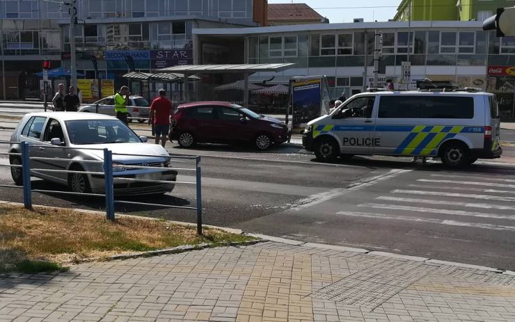 PRÁVĚ TEĎ: Srážka dvou aut v centru Mostu, jeden vůz prorazil tramvajovou zastávku