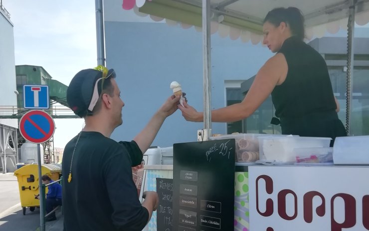 FOTO DNE: Horko u pece i venku. Skláři z Dubí mají nyní zmrzlinu zdarma