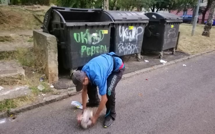 Bezdomovec a narkoman rozházel po ulici odpad z popelnice. Pak ho donutili uklízet
