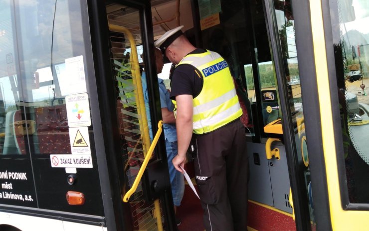 Policisté si posvítili na Mostecku na autobusy. Tohle zjistili za tři dny kontrol