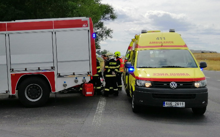 Při dvou nehodách na Mostecku se zranili tři lidé. Převezli je do nemocnice