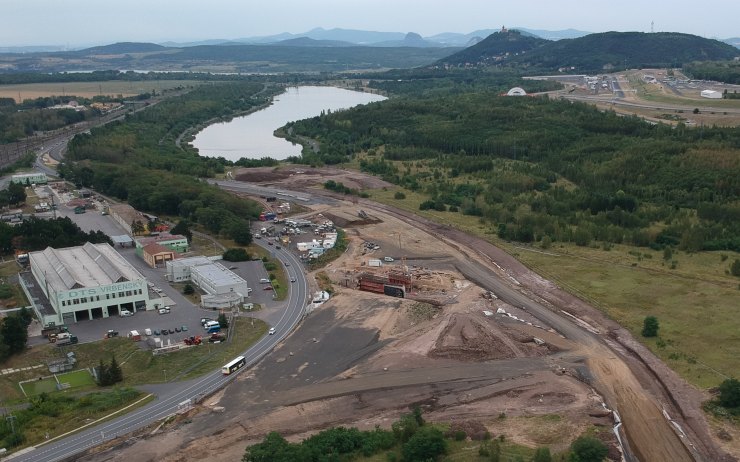 VIDEO: Tady se staví poslední čtyřpruhová část silnice mezi Mostem a Chomutovem