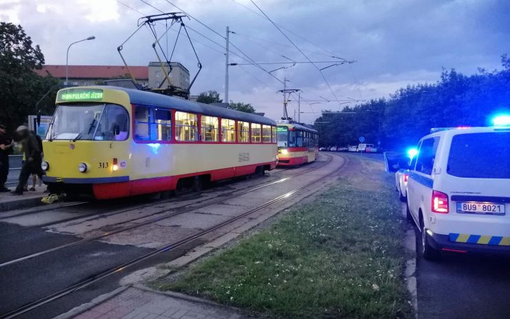 Rozlícený mladík vykopl sklo u řidiče tramvaje. Tohle byl důvod jeho rozčílení