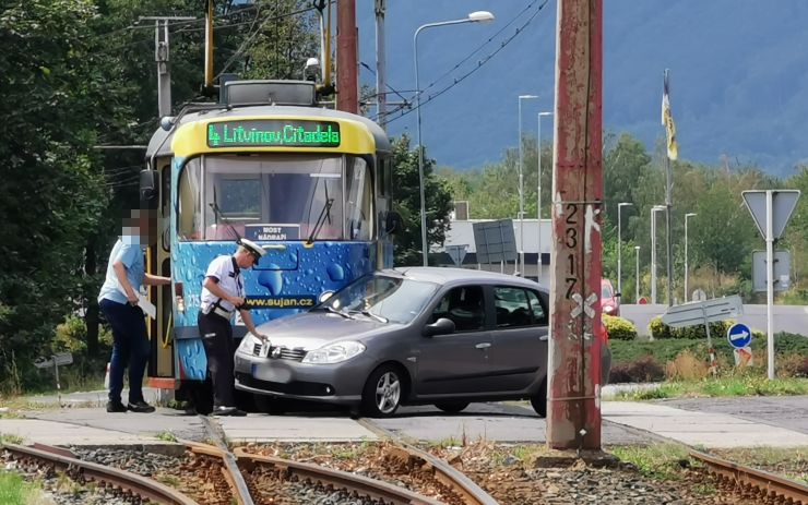 PRÁVĚ TEĎ: Osobní auto vjelo u litvínovského nádraží před přijíždějící tramvaj