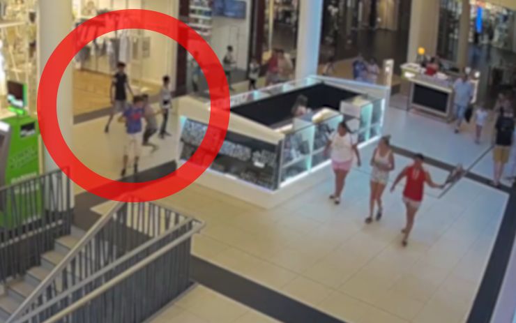 VIDEO: Šokující napadení v obchodním centru! Skupina výrostků napadla chlapce