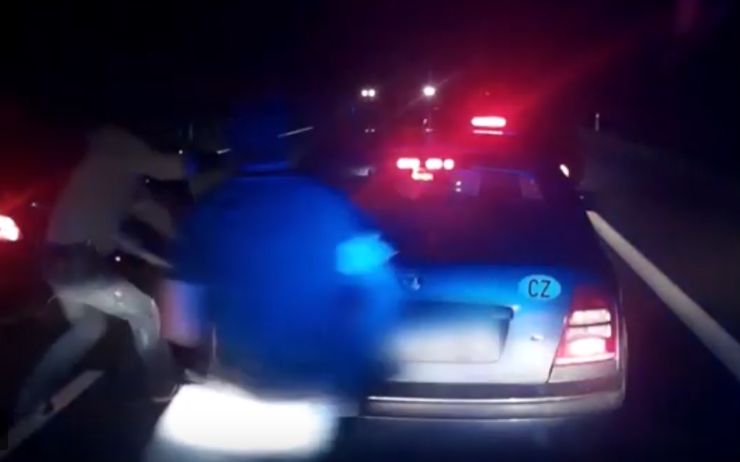 VIDEO: Zásahová jednotka takto obklíčila auto na dálnici! Distributoři heroinu na Ústecku dostali citelný zásah