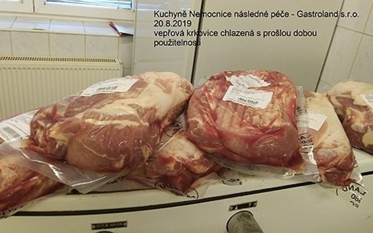 Tohle chtěli uvařit lidem? V ústavní nemocniční kuchyni v Litvínově našli kilogramy prošlého masa!