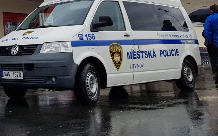 Krvácející muž držel žiletku a před obchodním domem v Litvínově napadal lidi