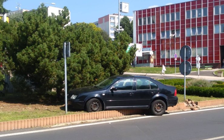 Auto skončilo v centru Litvínova v křoví, několik hodin u něj nikdo není