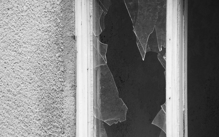 Místo omluvy za rozbité okno se muž dočkal přívalu sprostých nadávek
