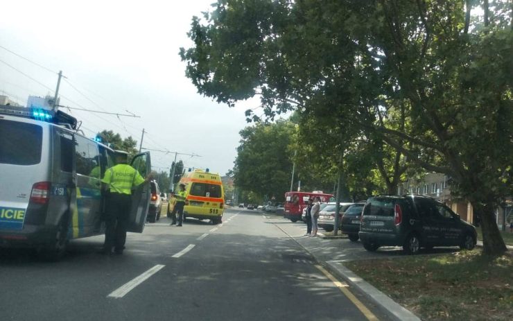 AKTUÁLNĚ: Dítě mělo při přebíhání silnice narazit do boku auta. Na místě je policie