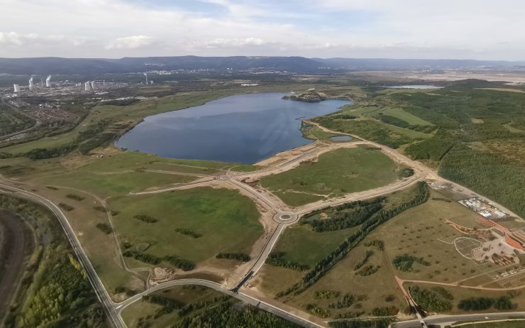 FOTO DNE: Takto jezero Most neznáte! Podívejte, jak kolem rostou silnice a kruhové objezdy