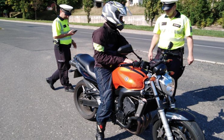 Policisté rozdávali motorkářům a cyklistům. Tentokrát ale ne pokuty