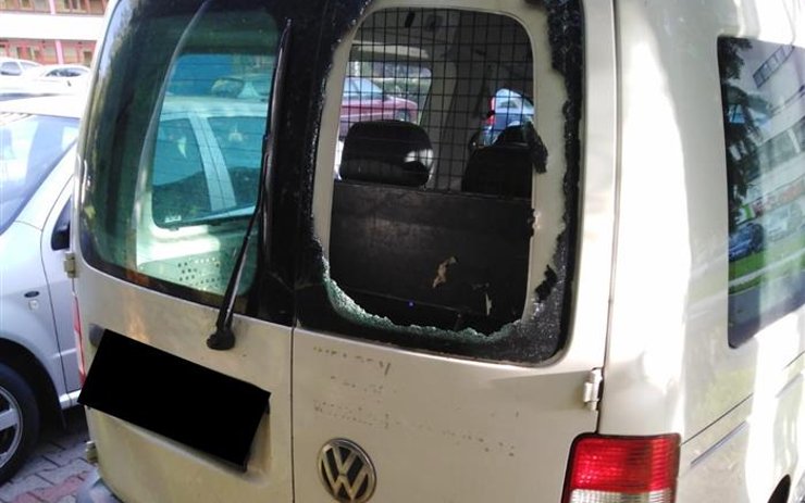 Muž upozornil strážníky na otevřené auto. Za dvě hodiny sám jiné vykradl!