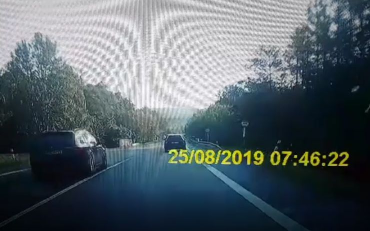 VIDEO: Vysokou rychlostí přes plnou! Řidič podnikl na třináctce velmi nebezpečný manévr
