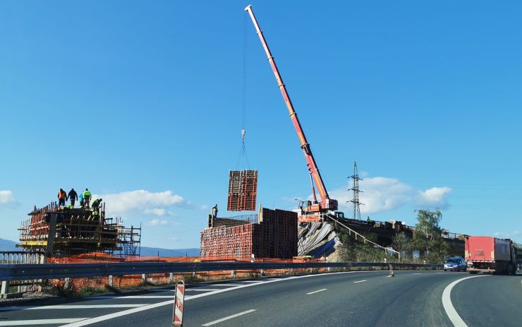 Most pod Hněvínem bude hotový příští rok, křižovatka v Komořanech ještě letos