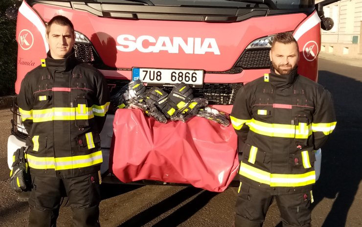 Litvínovští dobrovolní hasiči mají dva nové zásahové obleky a 14 párů rukavic, s nákupem pomohl městu kraj