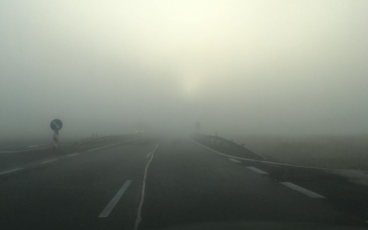 AKTUÁLNĚ Z DOPRAVY: Řidiči pozor! Krušné hory zavalila mlha