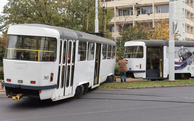 AKTUÁLNĚ OBRAZEM: V Litvínově vykolejila tramvaj, blokuje koleje i silnici