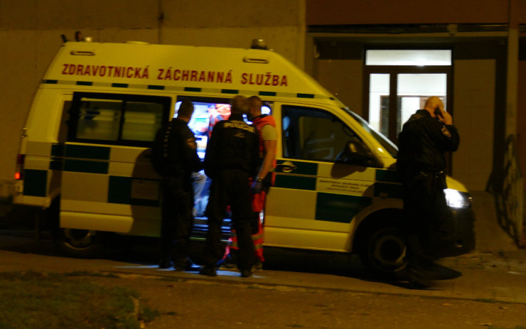 Rvačka v Dobnerovce: Muž píchl druhého do břicha, volala žena strážníkům