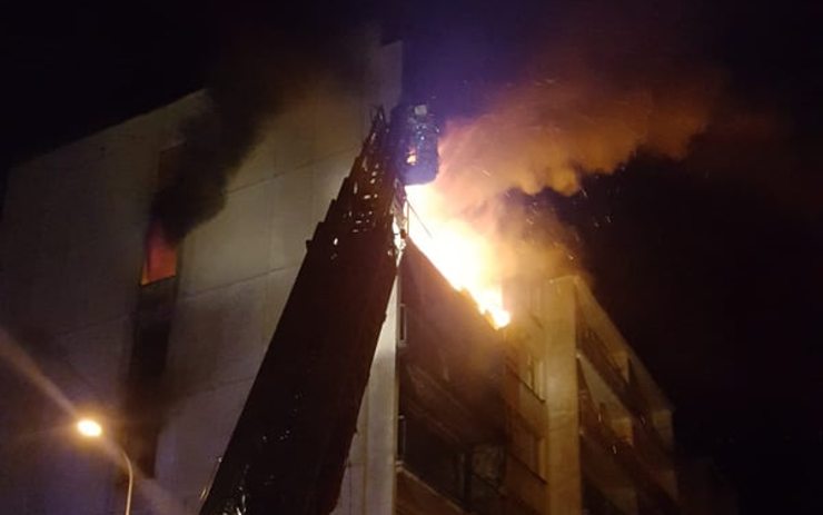 OBRAZEM: Byt v panelovém domě na okraji Mostu zasáhl v noci ničivý požár