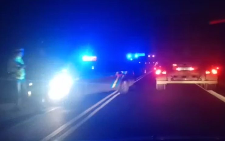 VIDEO AKTUÁLNĚ: Dva lidé se zranili při střetu dvou aut u Korozluk, řidiči stáli v dlouhých kolonách